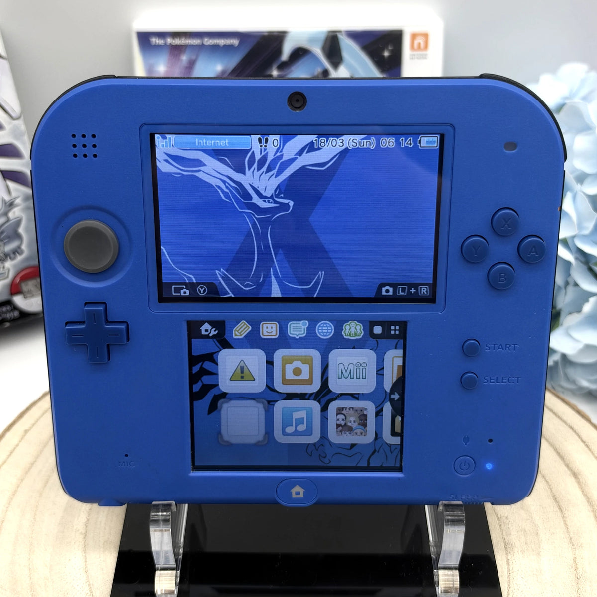 Nintendo 2DS in komplett Blau – Vorderansicht mit beiden Bildschirmen und Bedienelementen