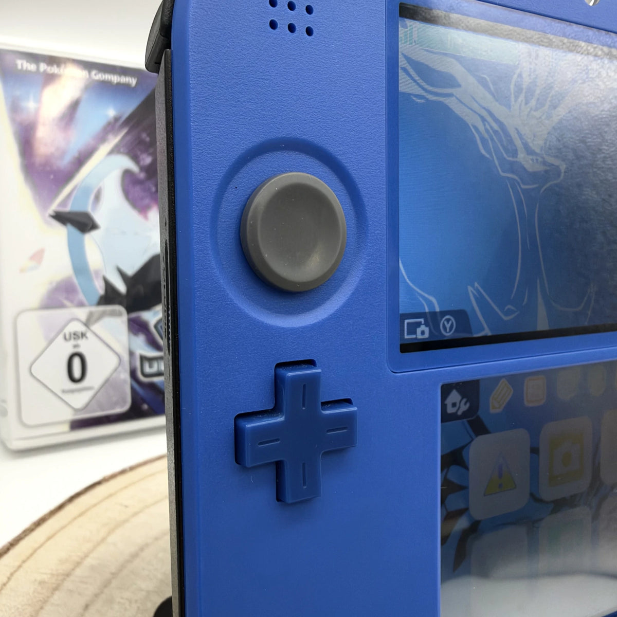 Nintendo 2DS in komplett Blau – Detailansicht von Schiebepad und Steuerkreuz