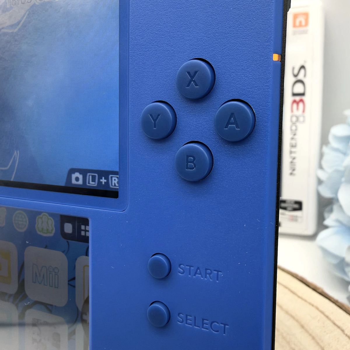 Nintendo 2DS in komplett Blau – Nahaufnahme der A-, B-, X- und Y-Tasten
