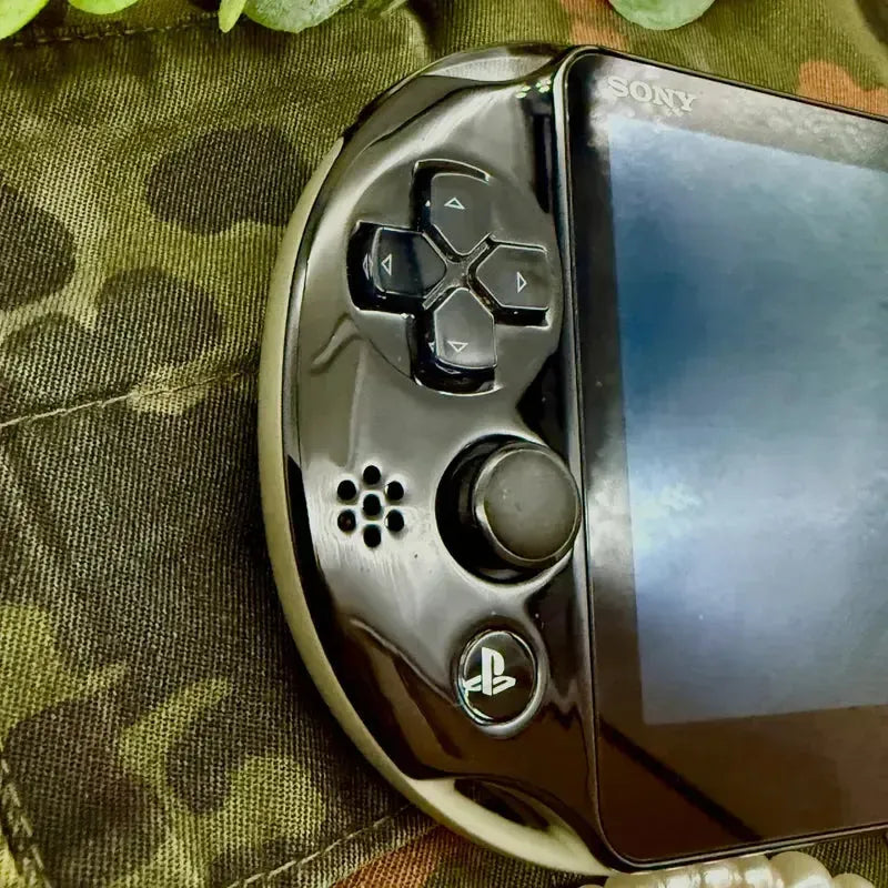 PS Vita 2000 in khaki schwarz