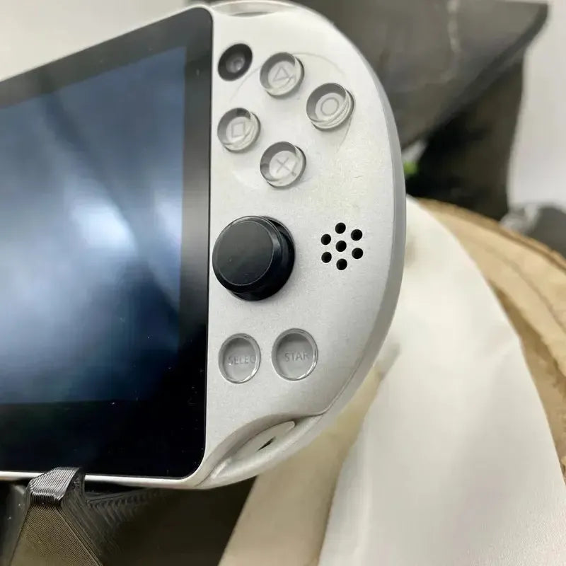 PS Vita 2000 in silber