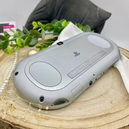 PS Vita 2000 in silber