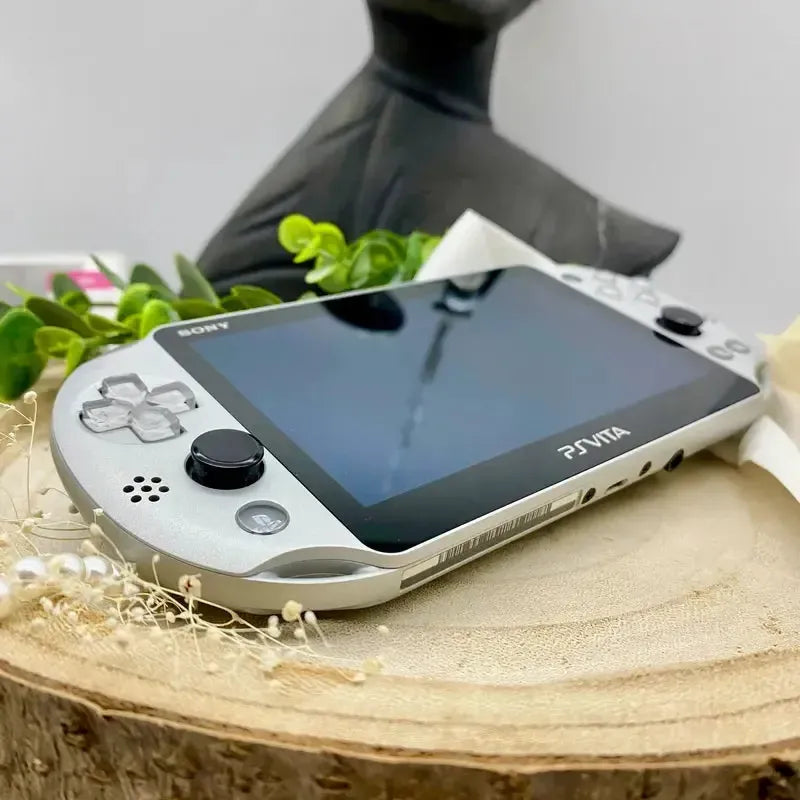 PS Vita 2000 in silber