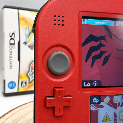 Nintendo 2DS in komplett Rot – Detailansicht von Schiebepad und Steuerkreuz