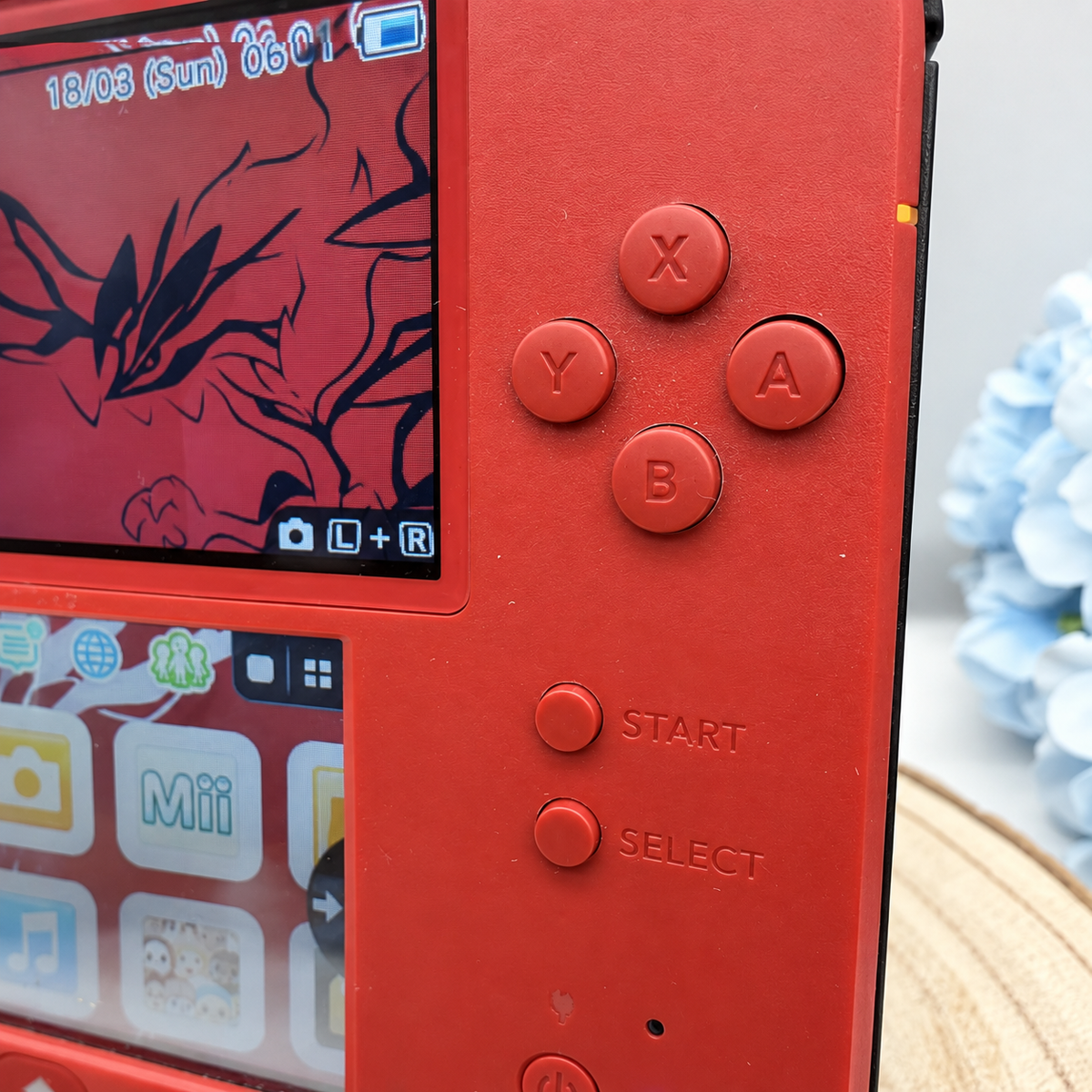 Nintendo 2DS in komplett Rot – Nahaufnahme der A-, B-, X- und Y-Tasten